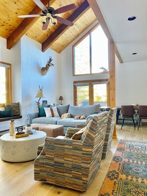 Living area - Charming 3-bedroom chalet in Blue River perfect for your getaway (Blue River)