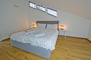 Tabla de planchar con plancha, wifi y ropa de cama 