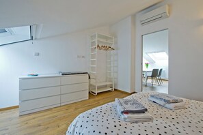 1 bedroom, iron/ironing board, WiFi, bed sheets - Cozy open attic space, in the green, 15 minutes' walk from the lake (Como)