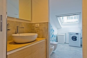 Douche, sèche-cheveux, bidet, serviettes fournies