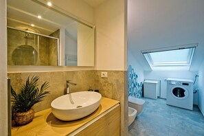 Shower, hair dryer, bidet, towels - Cozy open attic space, in the green, 15 minutes' walk from the lake (Como)