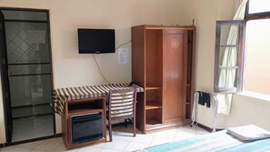 Een strijkplank/strijkijzer, wifi, beddengoed