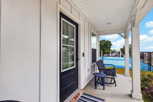 Coral Cottage on the Coast - Relax just steps from the beach!