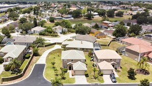 Uma área residencial com casas, ruas e áreas verdes.