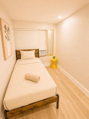 Desk, laptop workspace, free WiFi - Villa Shores  (Miami)