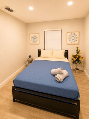 Desk, laptop workspace, free WiFi - Villa Shores  (Miami)
