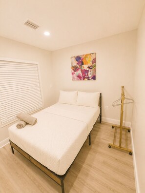 Desk, laptop workspace, free WiFi - Villa Shores  (Miami)