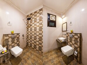 Shower, free toiletries, towels, soap - OnlyStay Aspire Inn Sector 44 Noida (Noida)