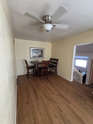 Dining - 3-bedroom pet-friendly house in the wine country of Yakima (Wapato)