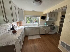 Private kitchen - 3-bedroom pet-friendly house in the wine country of Yakima (Wapato)