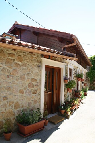 Pedrinha - a Guesthouse by the Water in a Traditional Portuguese Village