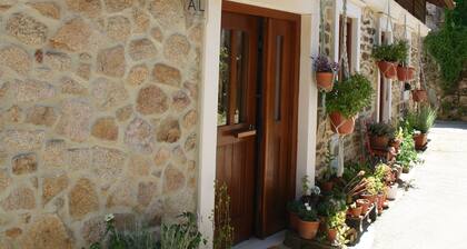 Pedrinha - a Guesthouse by the Water in a Traditional Portuguese Village