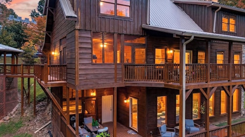 Majestic Springs Lodge by Avantstay Indoor Pool + Spa + Game Room Smoky Mtns