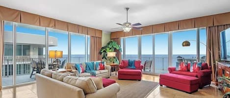 Condo, varias camas (Mediterranean West 1101) | Área de sala de estar