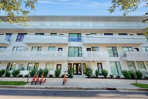 Exterior - Walkable Gulch Condo- Sleeps 8- Gorgeous Pool (Nashville)