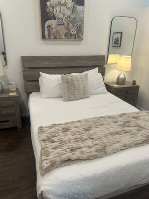 2 bedrooms, iron/ironing board, WiFi, bed sheets - Walkable Gulch Condo- Sleeps 8- Gorgeous Pool (Nashville)