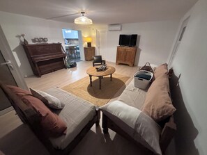 Living area - Vrbo Property (Léognan)