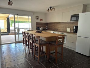 Private kitchen - Vrbo Property (Léognan)