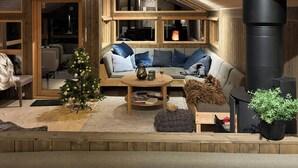Un acogedor espacio tipo loft con sofá, una mesa de centro y una chimenea.