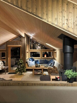 Ein gemütlicher Lofts-Wohnbereich mit Sofa, Couchtisch und Kamin.