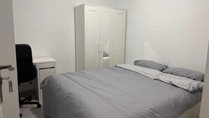 A bedroom with a bed, a wardrobe, and a desk with a chair. - Apartment for seasonal rent. Ramiro Maetzu Street pta. 7 (València)