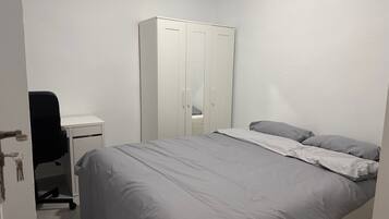 5 slaapkamers, een strijkplank/strijkijzer, wifi, beddengoed
