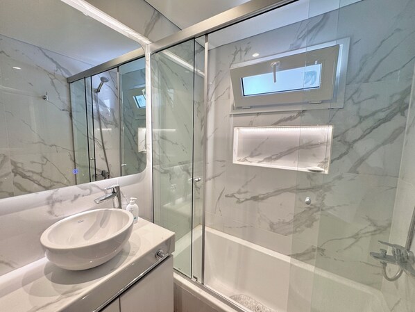 Een bidet, handdoeken, toiletpapier