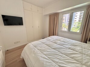 Een strijkplank/strijkijzer, internet, beddengoed