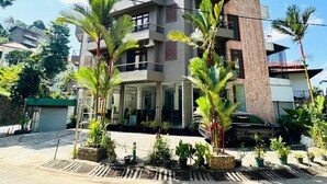 A multi-story building with balconies, a covered entrance, and potted plants. - Rivora Gallery City Hotel - Kandy (Kandy)