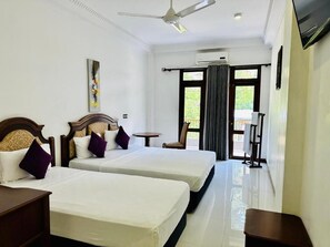 Phòng đôi hoặc 2 giường đơn Deluxe, ban công, quang cảnh vườn | Khu vực làm việc phù hợp cho laptop 
