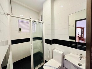 Phòng đôi hoặc 2 giường đơn Deluxe, ban công, quang cảnh vườn | Phòng tắm | Buồng tắm vòi sen, đồ dùng nhà tắm miễn phí, máy sấy tóc, khăn tắm 