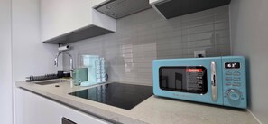Kühlschrank, Mikrowelle, Ofen, Herdplatte