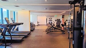 Ein Fitnessraum mit Laufbändern, Ergometer und Krafttrainingsgeräten.