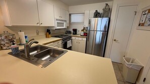 Fridge, microwave, oven, stovetop - Buena Vista 304 | Beach View (Gulf Shores)