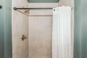Een douche, een haardroger, handdoeken, zeep