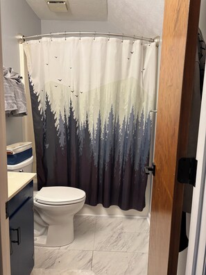 Haartrockner, Handtücher, Seife, Toilettenpapier