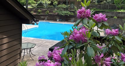 Walk to Slopes, Village & Market. Pool, Dog-Friendly, Bonus Kids Room, Fireplace