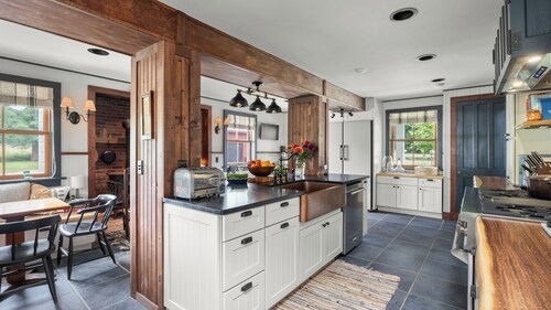 Farmhouse at Leeds by Avantstay Walled Garden + Soaking Tub + Private Barn Near Hudson