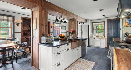 Farmhouse at Leeds by Avantstay Walled Garden + Soaking Tub + Private Barn Near Hudson