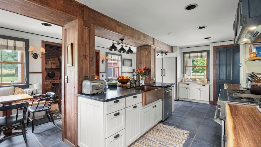 Farmhouse at Leeds by Avantstay Walled Garden + Soaking Tub + Private Barn Near Hudson