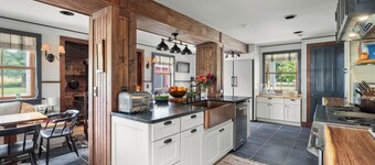 Farmhouse at Leeds by Avantstay Walled Garden + Soaking Tub + Private Barn Near Hudson
