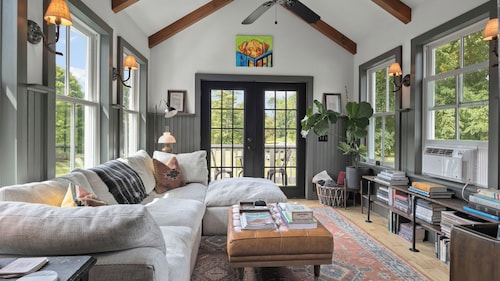 Farmhouse at Leeds by Avantstay Catskills Farmhouse + Barn Suite + Firepit Mins to Hudson + Kaaterskill Falls