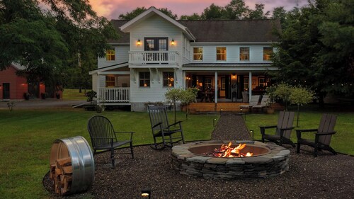 Farmhouse at Leeds by Avantstay Catskills Farmhouse + Barn Suite + Firepit Mins to Hudson + Kaaterskill Falls