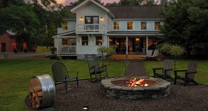 Farmhouse at Leeds by Avantstay Catskills Farmhouse + Barn Suite + Firepit Mins to Hudson + Kaaterskill Falls