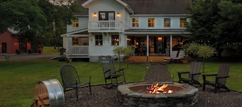 Farmhouse at Leeds by Avantstay Catskills Farmhouse + Barn Suite + Firepit Mins to Hudson + Kaaterskill Falls