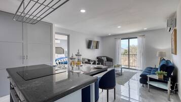 Apartment, 1 King-Bett, Balkon, Bergblick (Cabo Cove 408 A) | Innenbereich