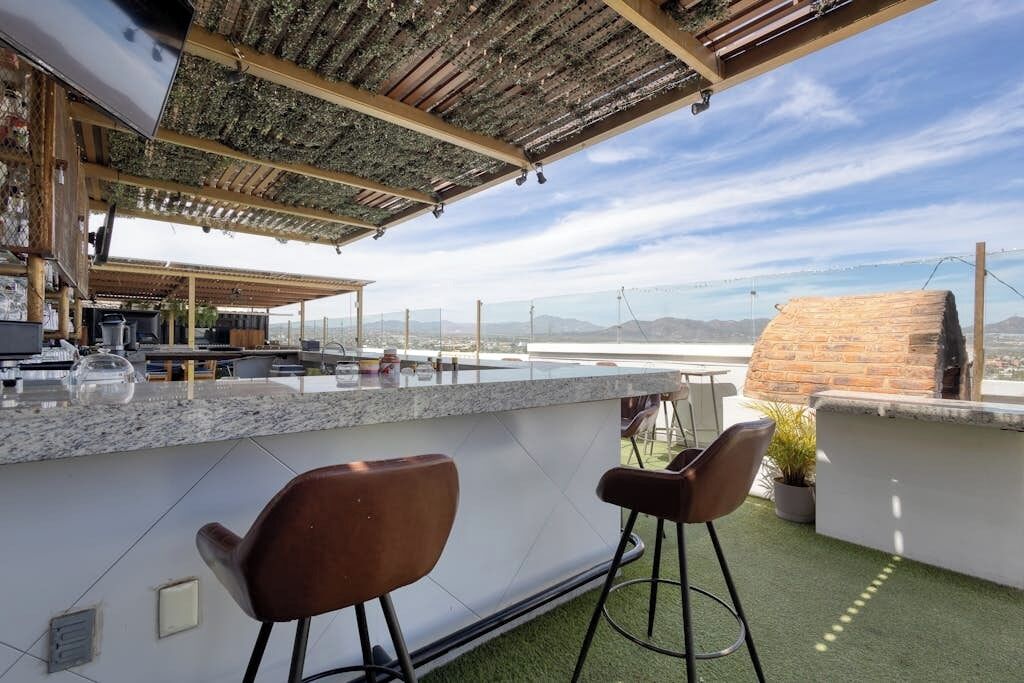 Apartamento, 1 cama King, sacada, vista para a montanha (Cabo Cove 408 A) | Bar (na propriedade)