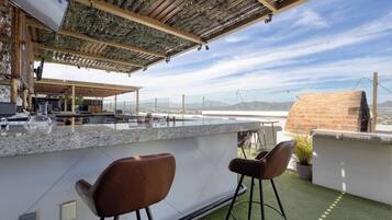 Apartamento, 1 cama King, sacada, vista para a montanha (Cabo Cove 408 A) | Bar (na propriedade)