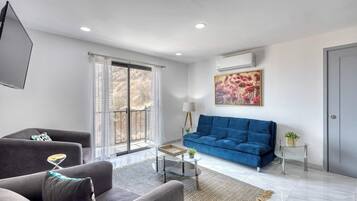 Apartamento, 1 cama King, sacada, vista para a montanha (Cabo Cove 408 A) | Área de estar