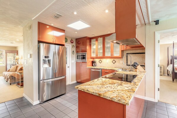 Private kitchen - LuckySunnyBeach (Ormond Beach)